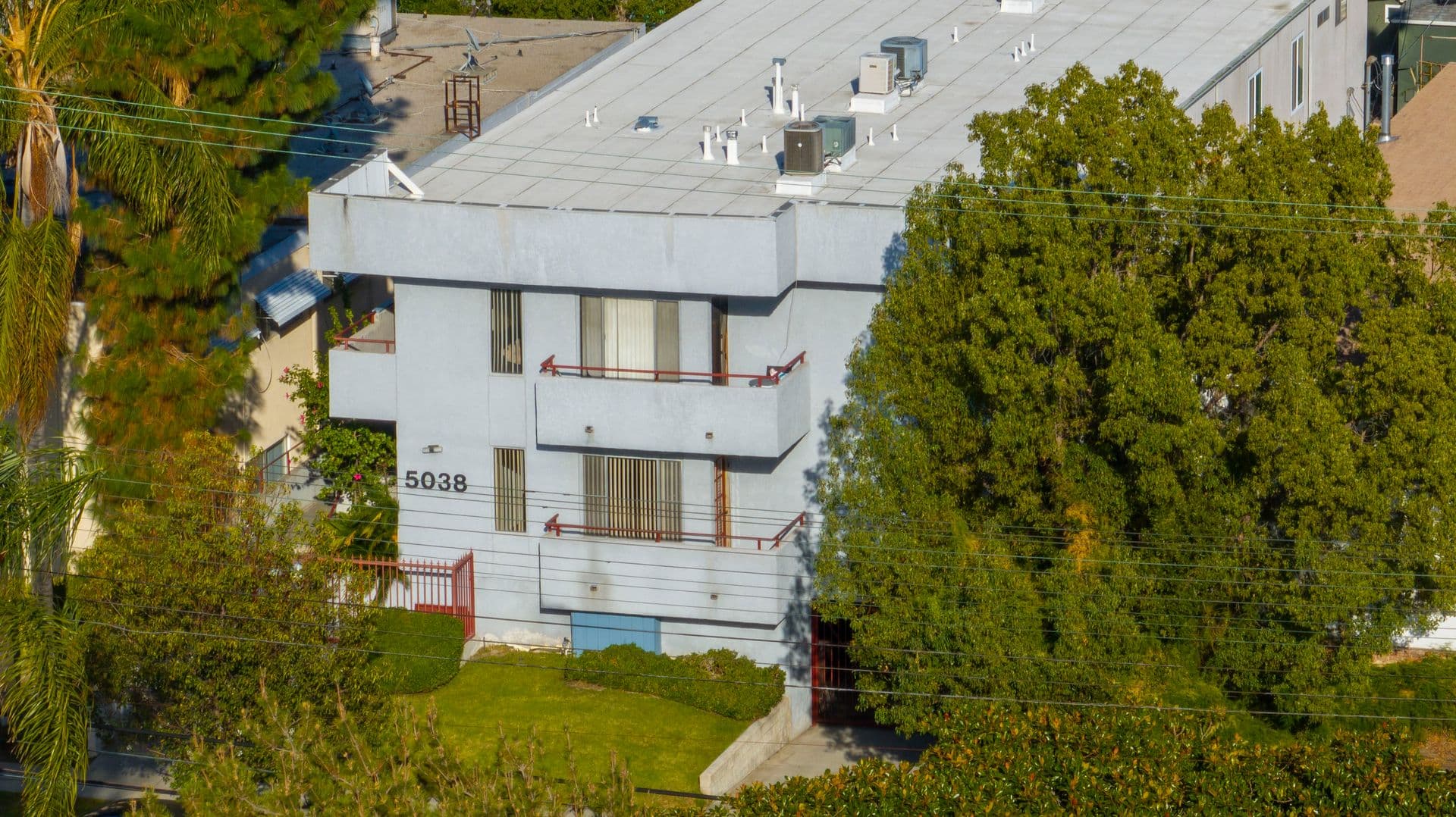 North Hollywood Apartment: 5038 Cahuenga Blvd