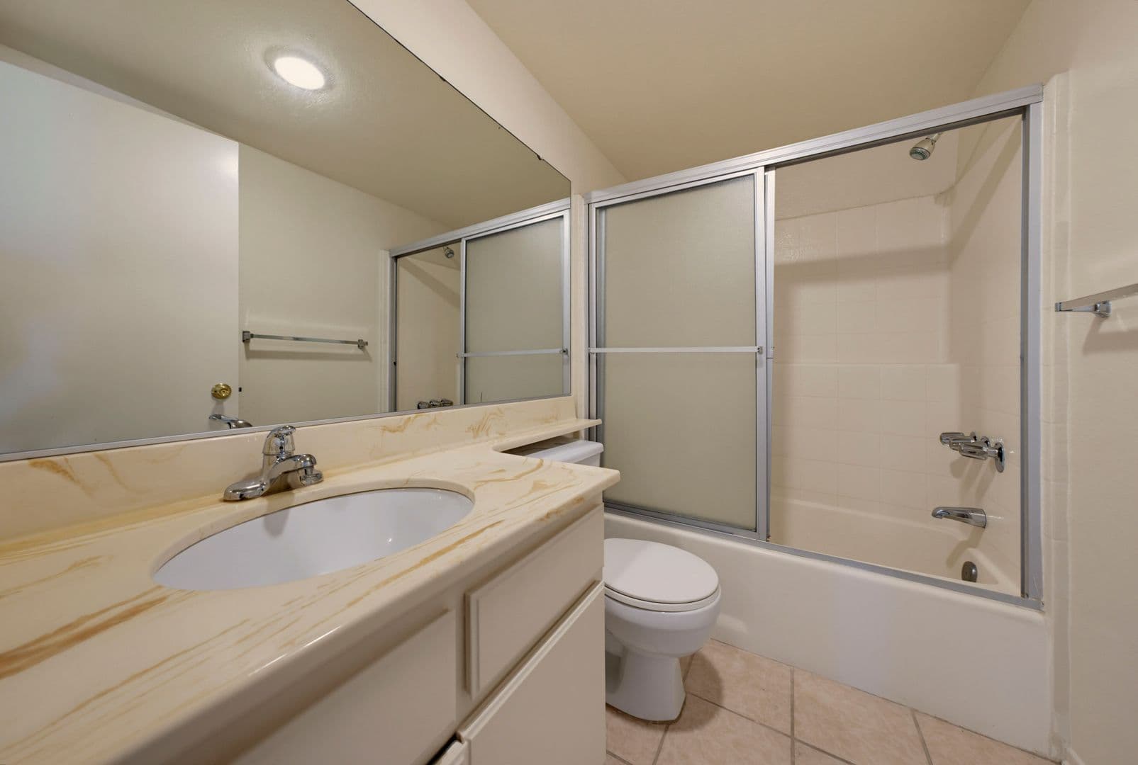 North Hollywood Apartment: 5038 Cahuenga Blvd