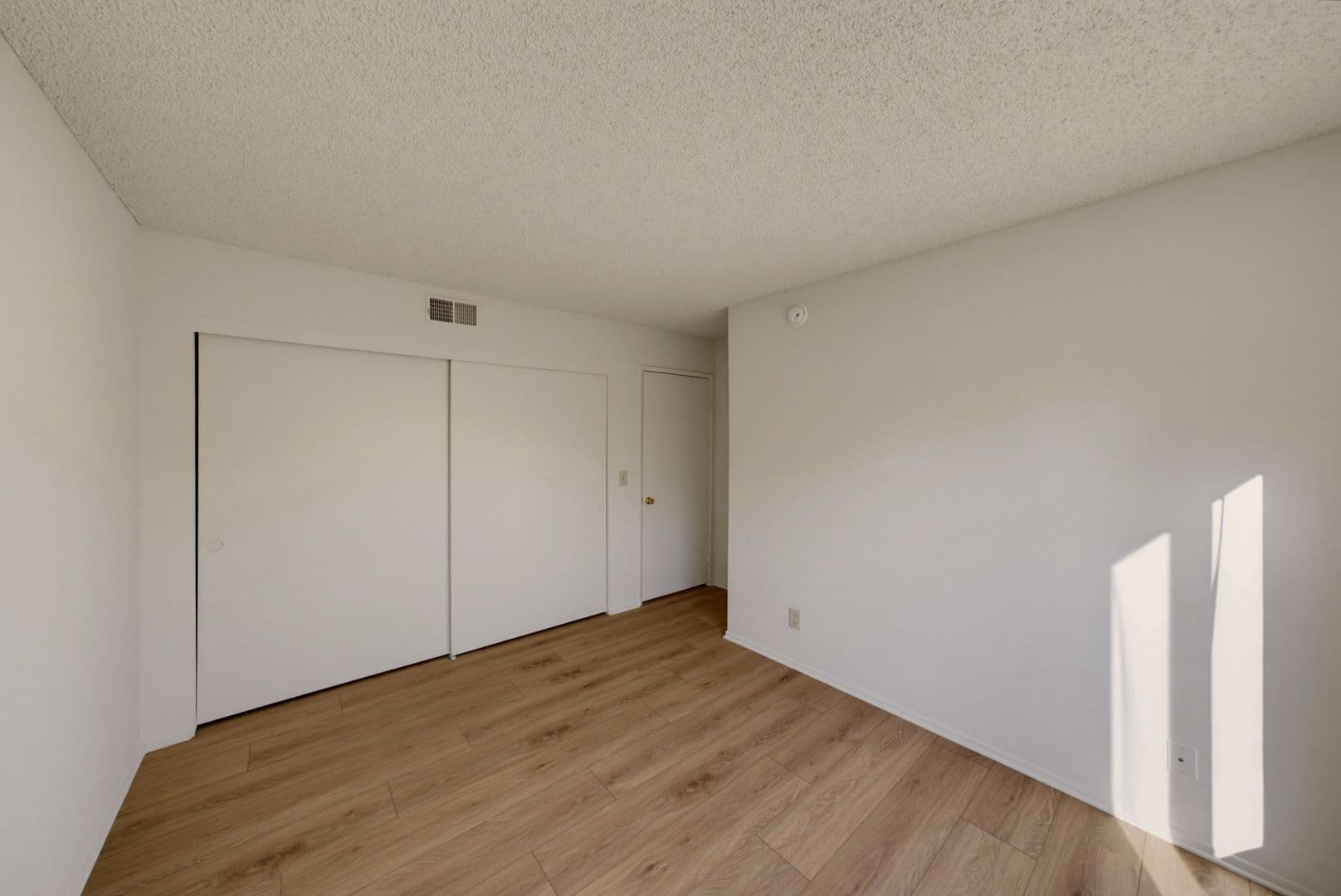 North Hollywood Apartment: 5038 Cahuenga Blvd