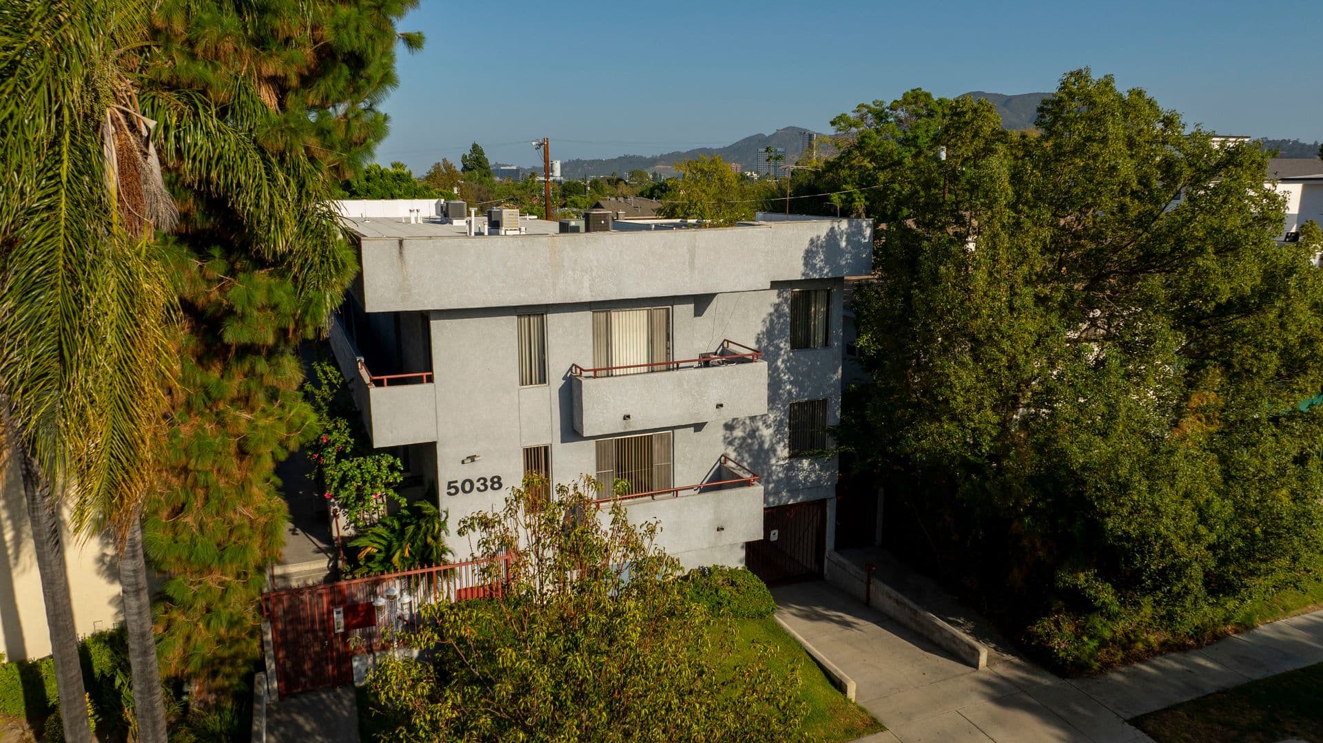 North Hollywood Apartment: 5038 Cahuenga Blvd
