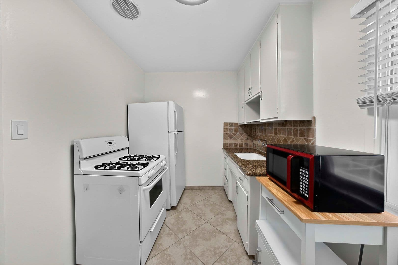 Long Beach Apartment: 75 Glendora Ave