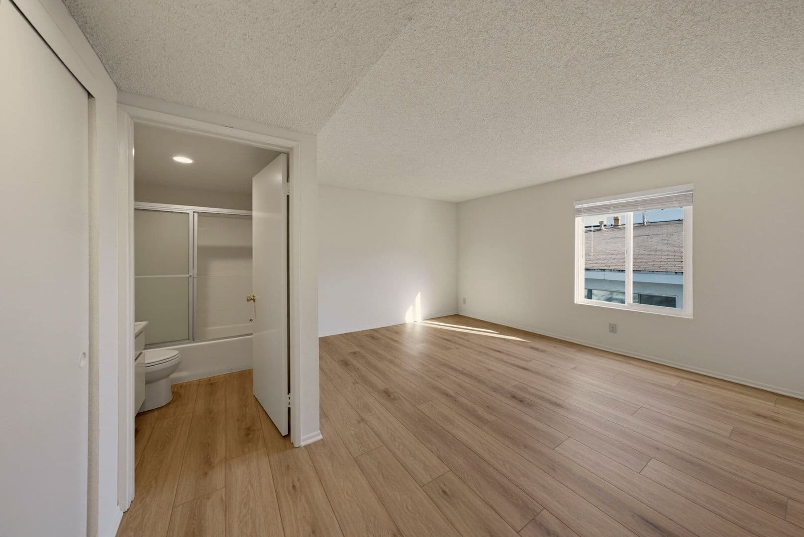 North Hollywood Apartment: 5038 Cahuenga Blvd