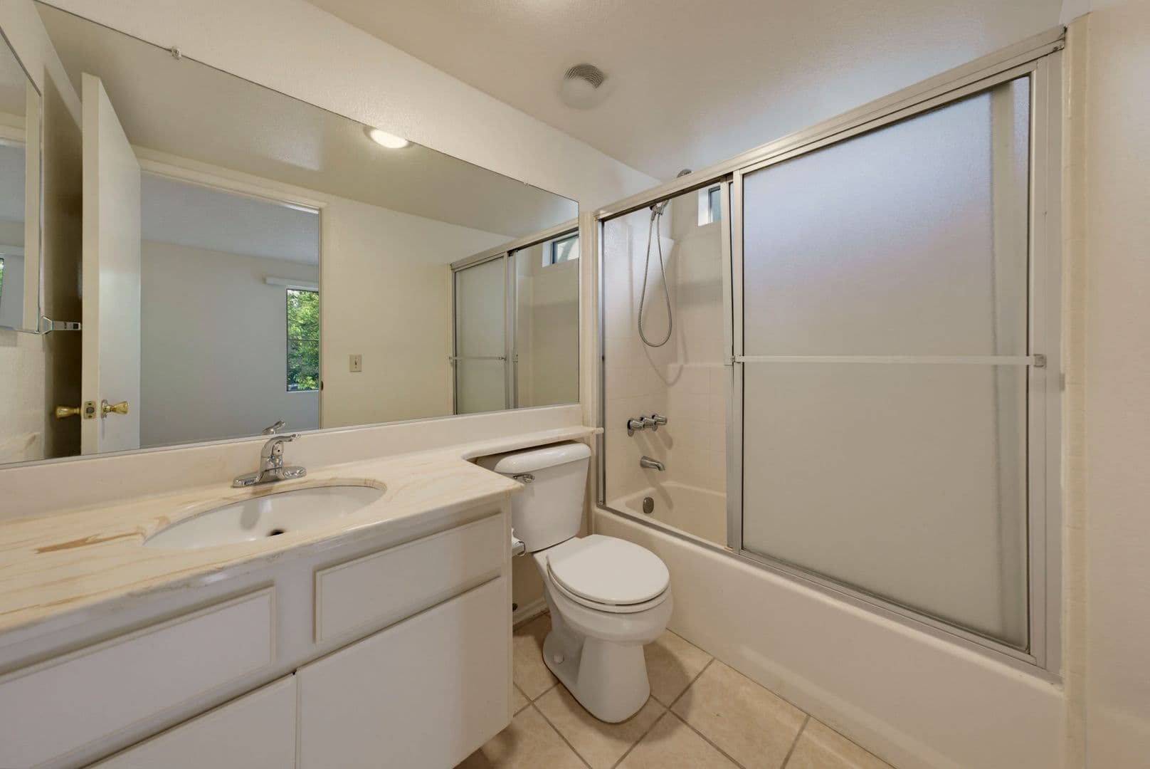 North Hollywood Apartment: 5038 Cahuenga Blvd
