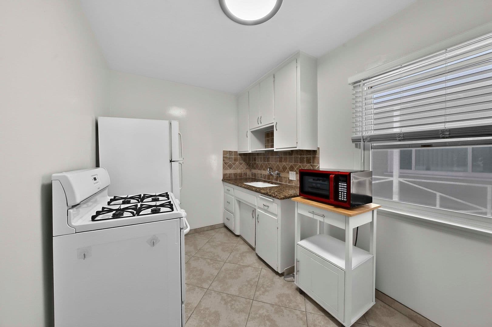 Long Beach Apartment: 75 Glendora Ave