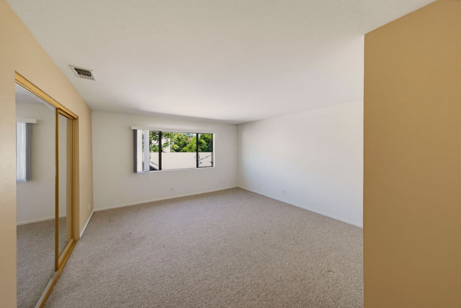 North Hollywood Apartment: 5018 Denny Ave