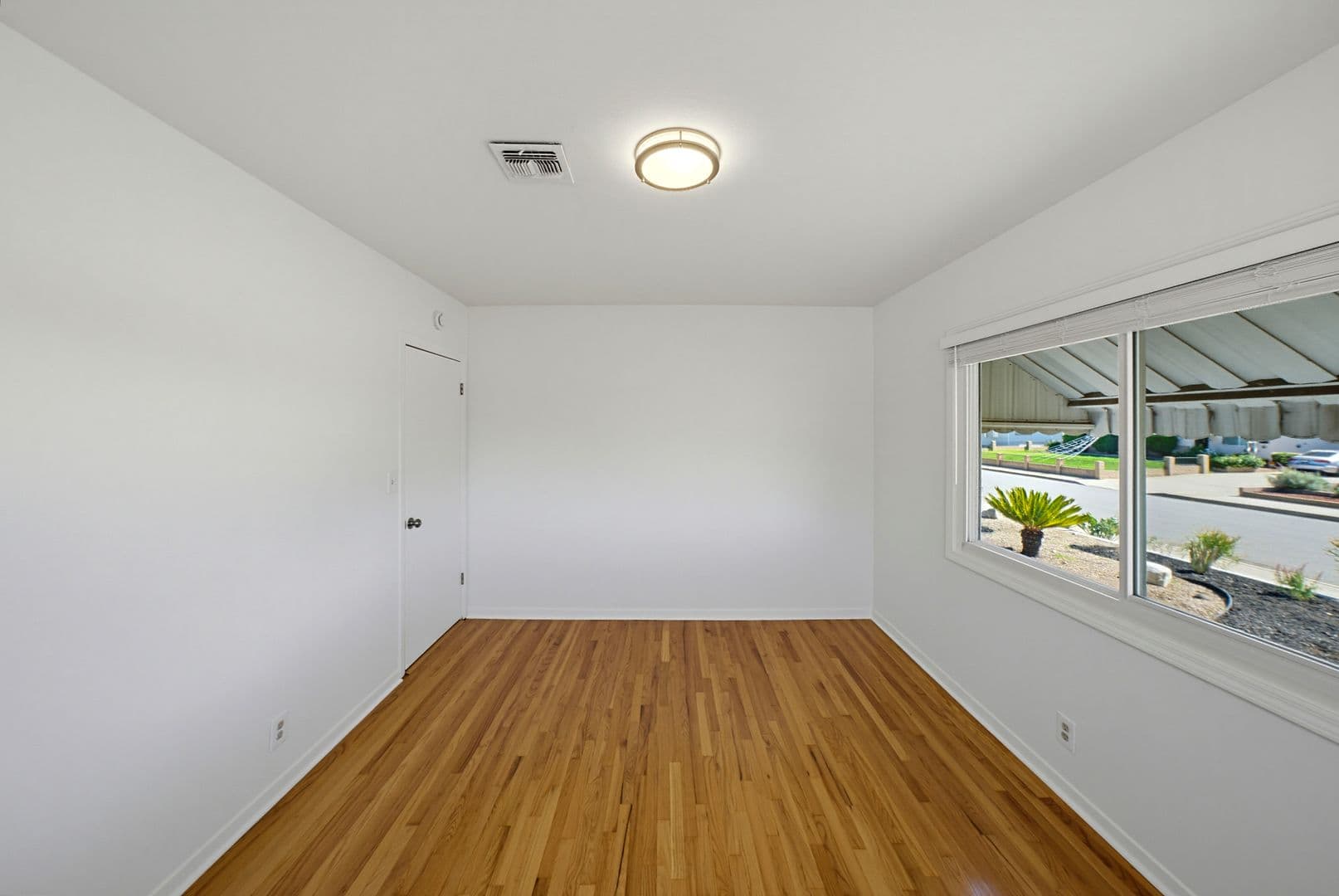 Montclair House: 5564 Princeton St