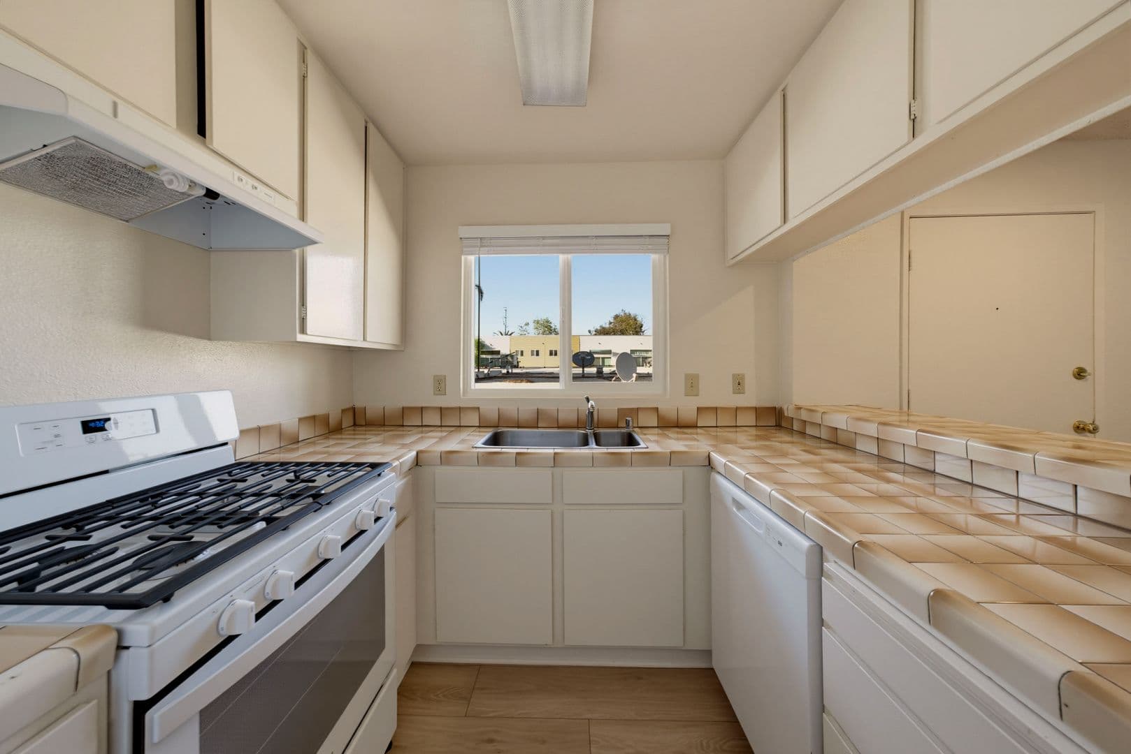 North Hollywood Apartment: 5038 Cahuenga Blvd