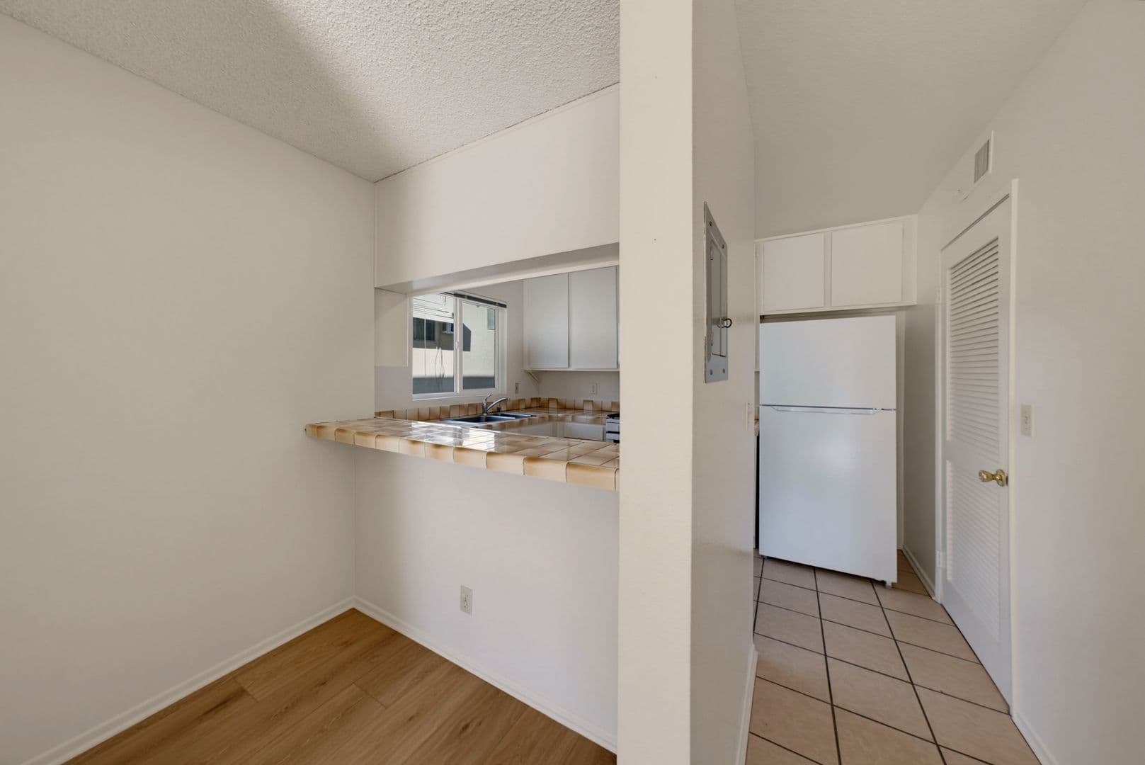 North Hollywood Apartment: 5038 Cahuenga Blvd