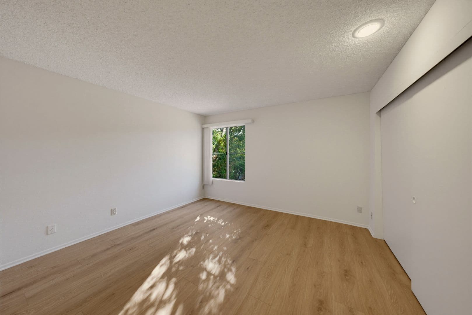 North Hollywood Apartment: 5038 Cahuenga Blvd