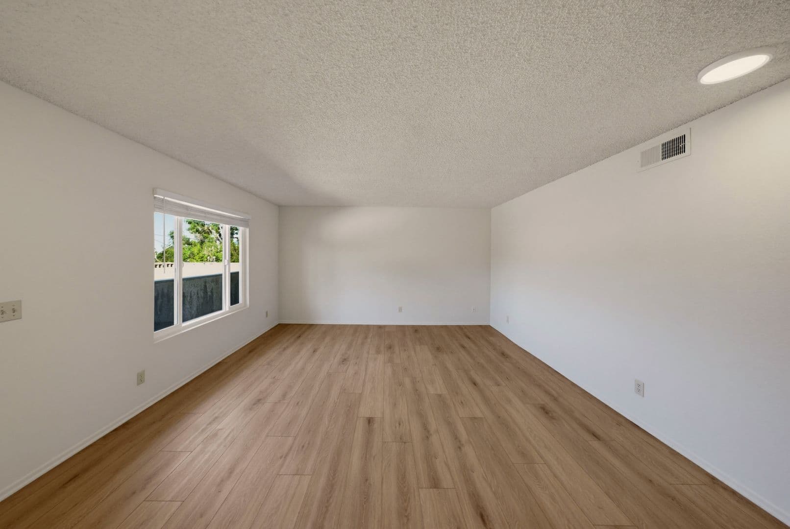 North Hollywood Apartment: 5038 Cahuenga Blvd