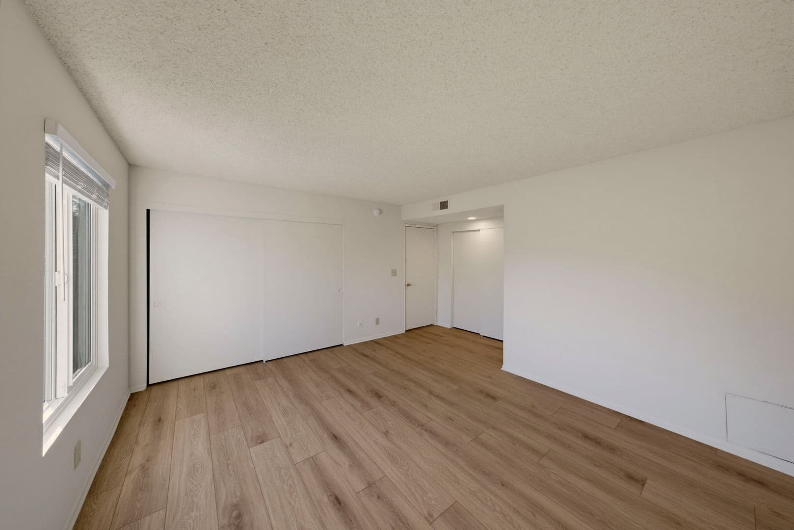 North Hollywood Apartment: 5038 Cahuenga Blvd