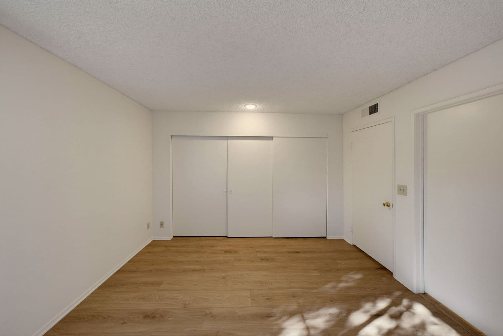 North Hollywood Apartment: 5038 Cahuenga Blvd