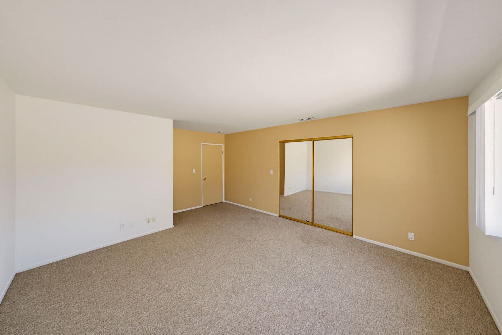 North Hollywood Apartment: 5018 Denny Ave