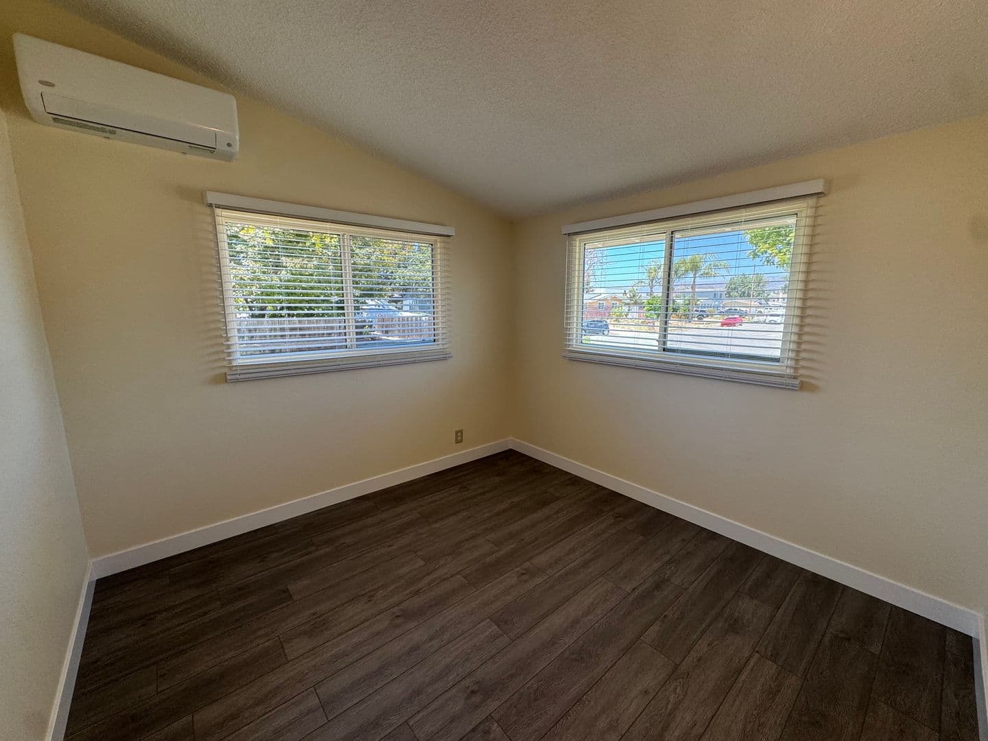 Simi Valley House: 760 Dennis Avenue