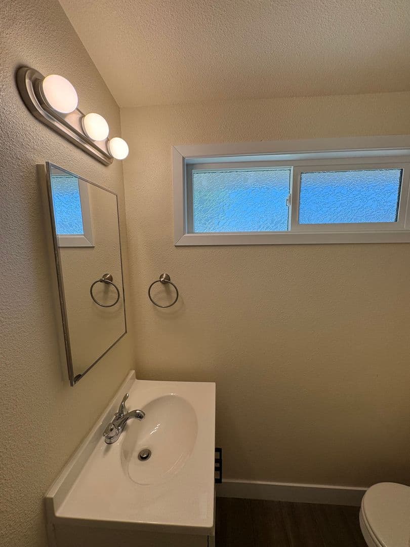 Simi Valley House: 760 Dennis Avenue