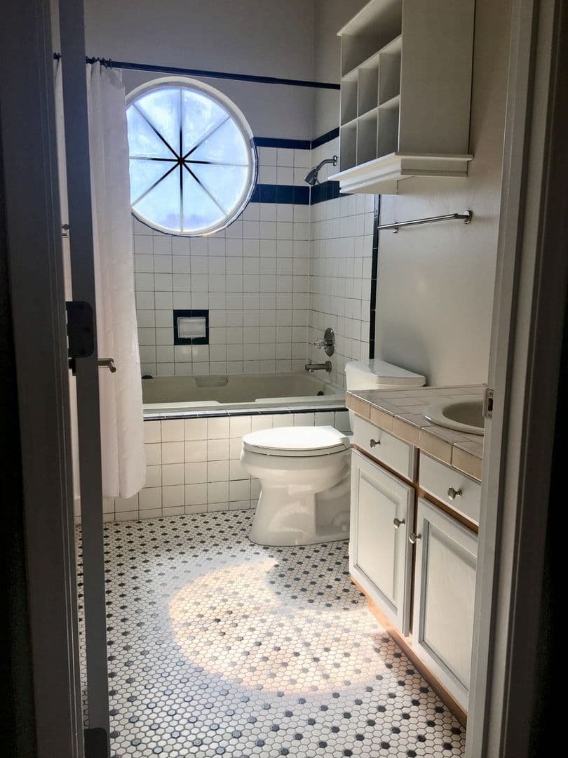 Albuquerque House: 2444 Plaza Vizcaya NW