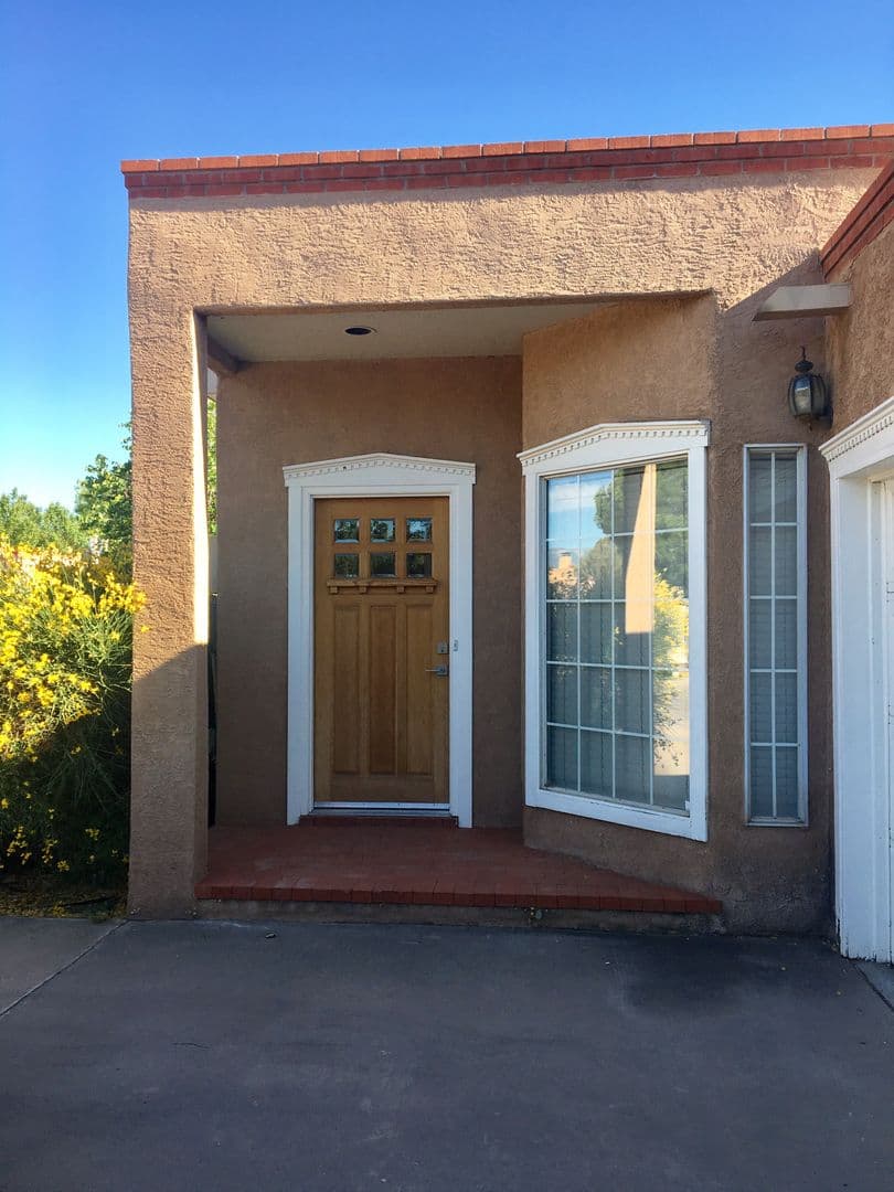 Albuquerque House: 2444 Plaza Vizcaya NW
