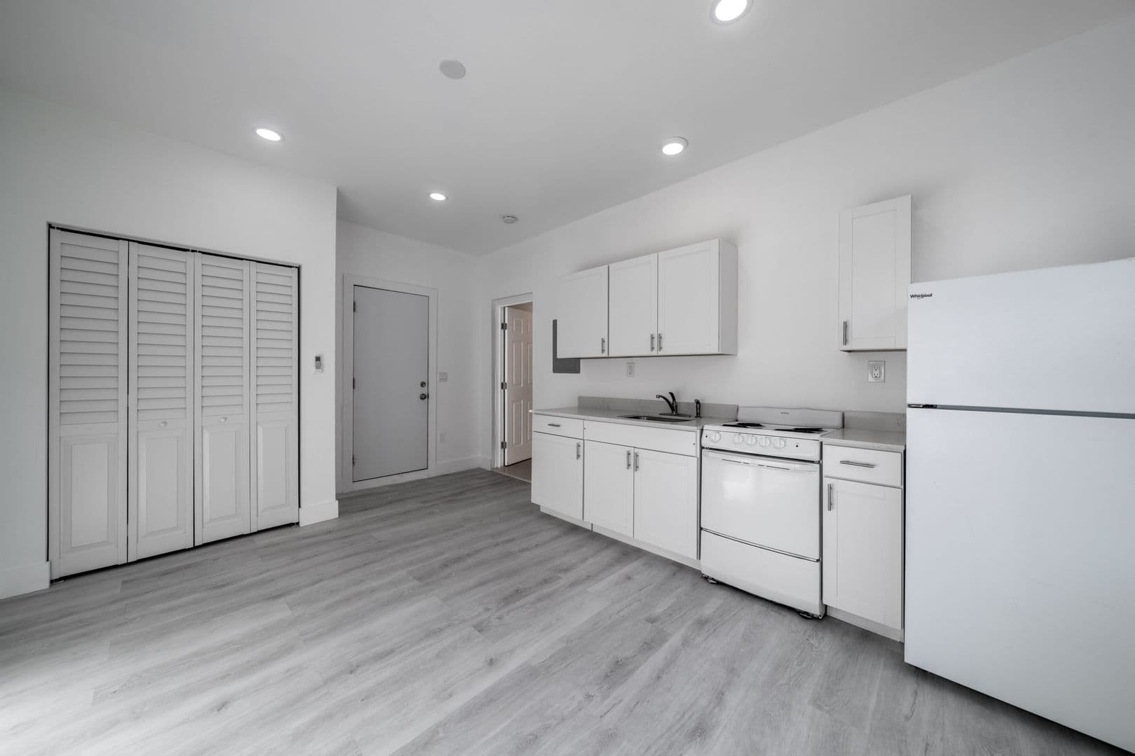 Miami Apartment: 75 Glen Royal Parkway