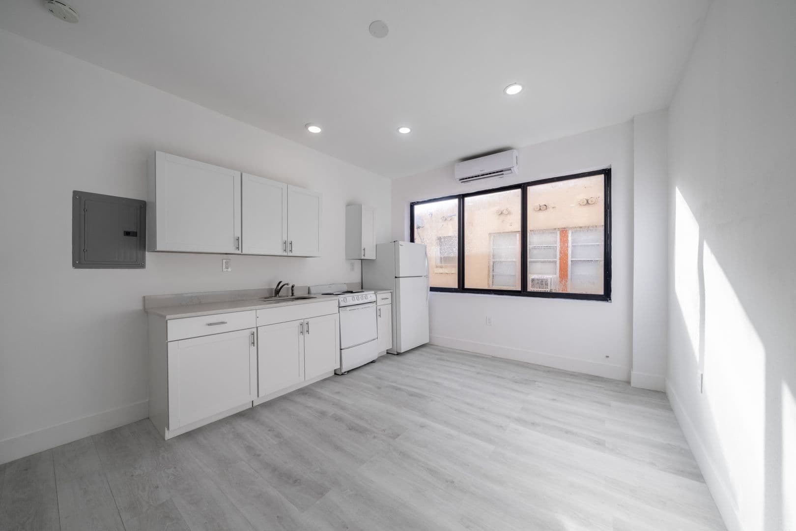 Miami Apartment: 75 Glen Royal Parkway