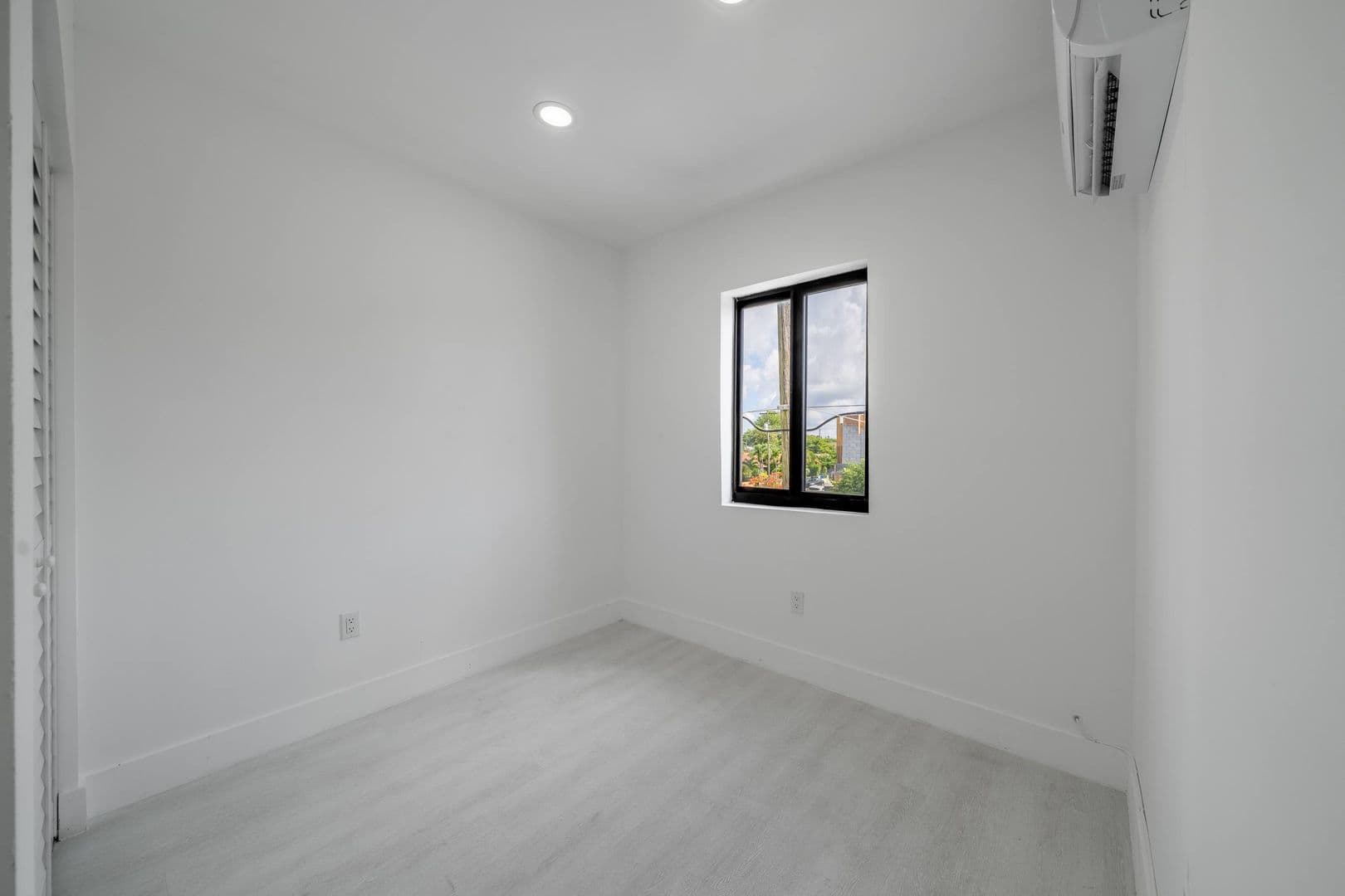 Miami Apartment: 1101 SW 12TH CT