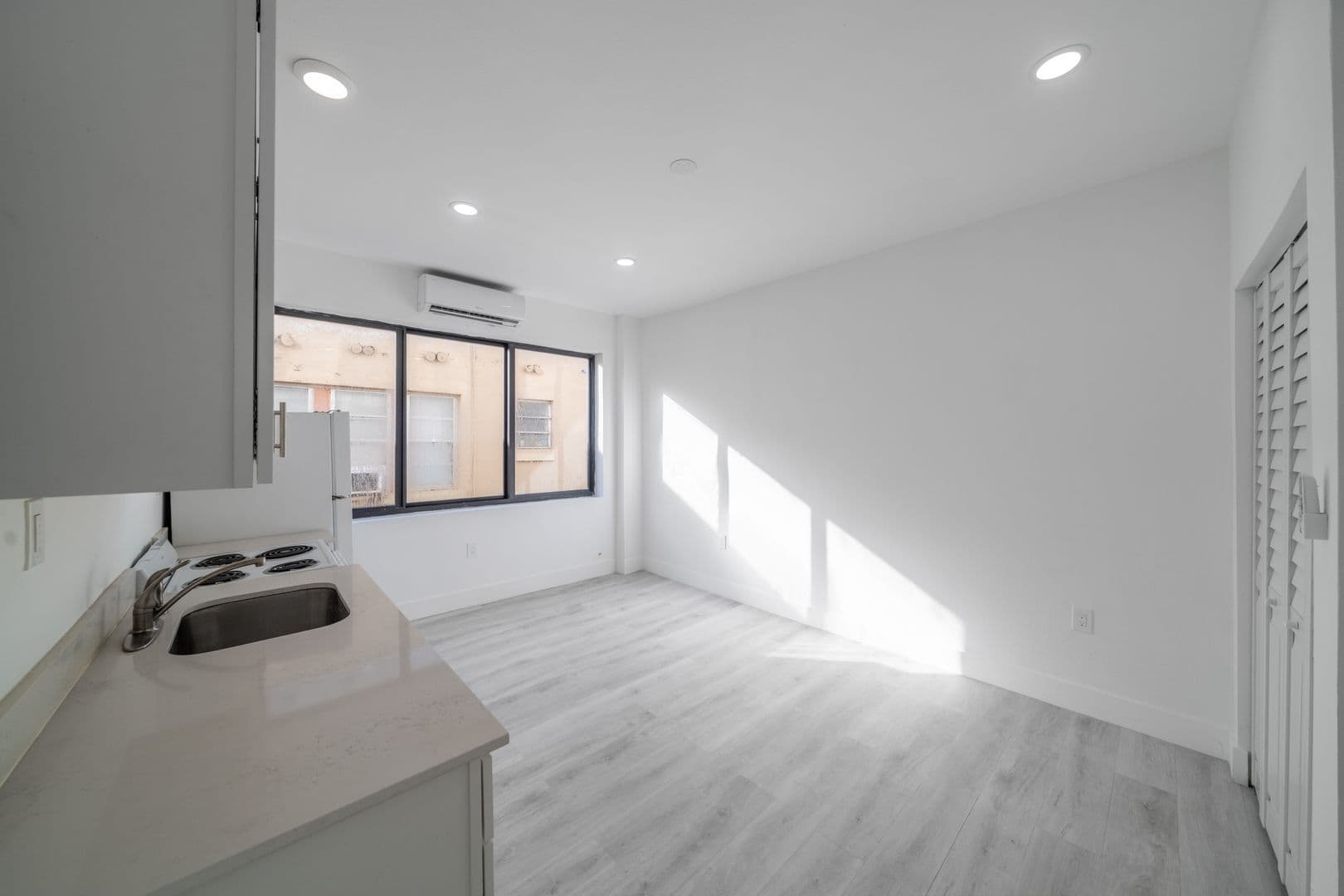 Miami Apartment: 75 Glen Royal Parkway