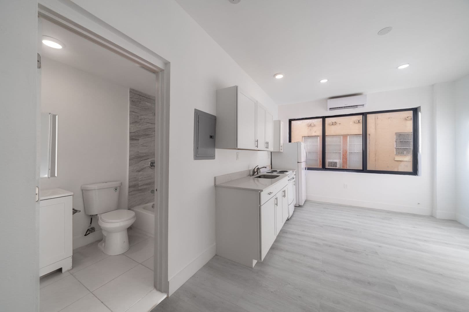 Miami Apartment: 75 Glen Royal Parkway