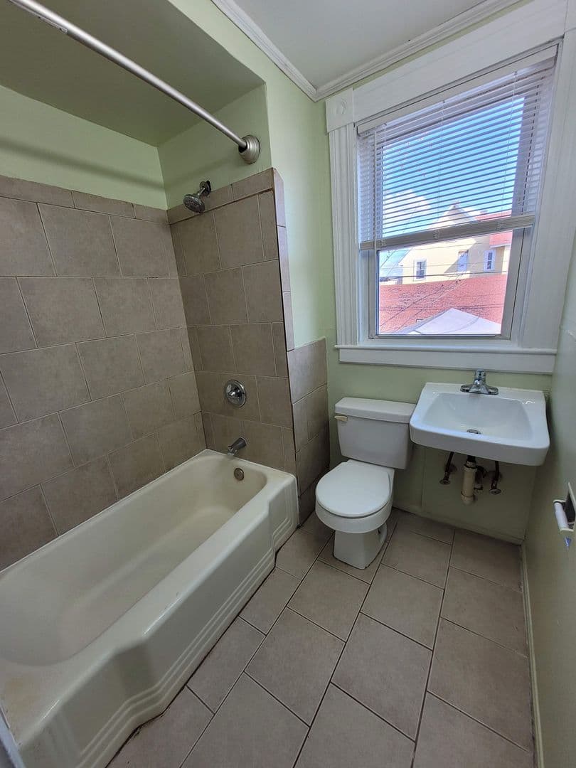 West Manchester Apartment: 435 Dubuque St.