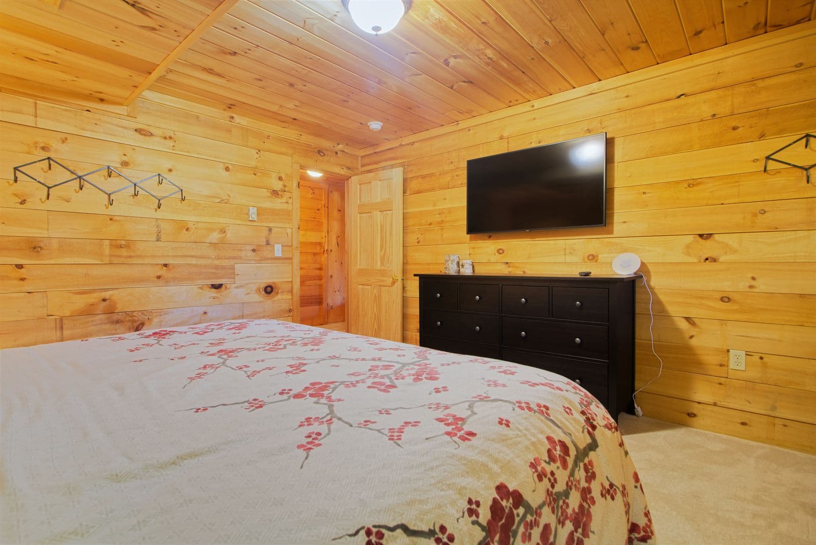 Campton House: 157 Summit Dr