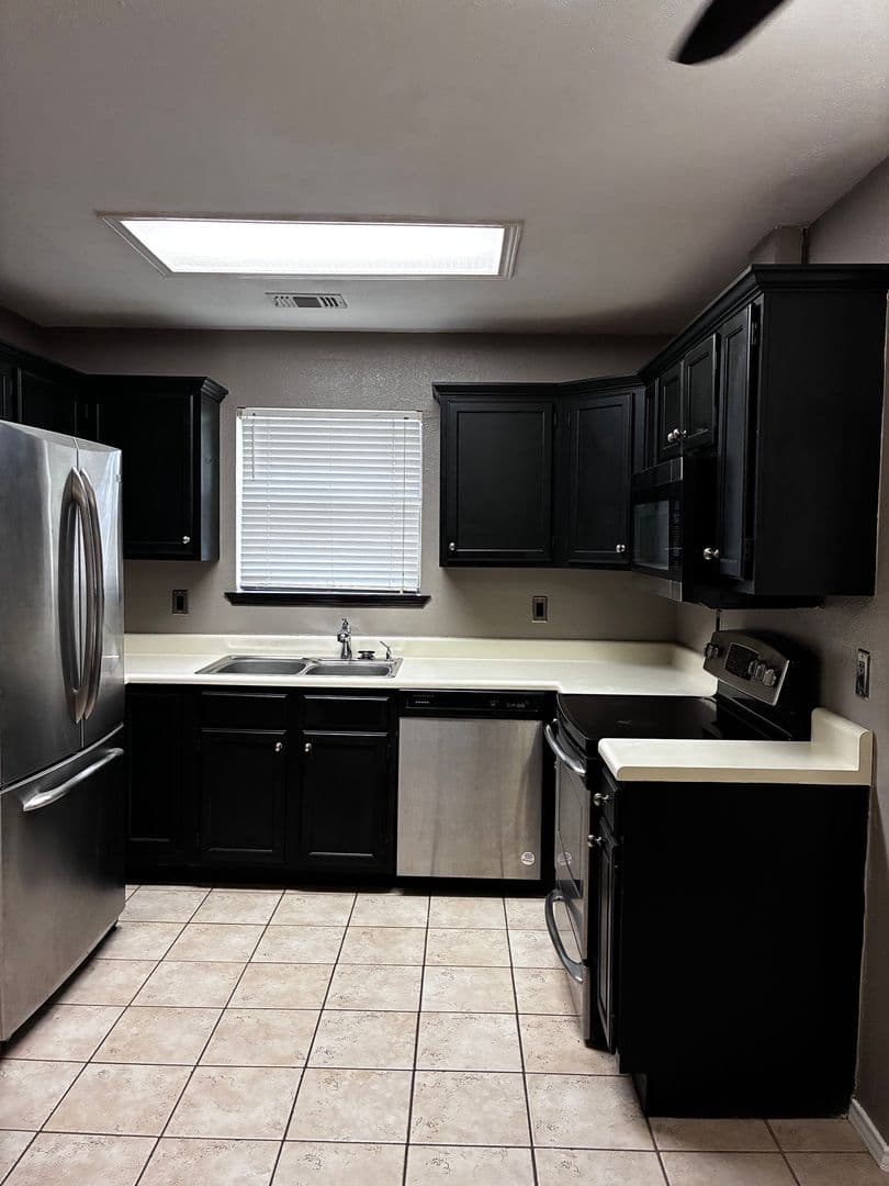 Edinburg House: 2112 Pin Oak Rd