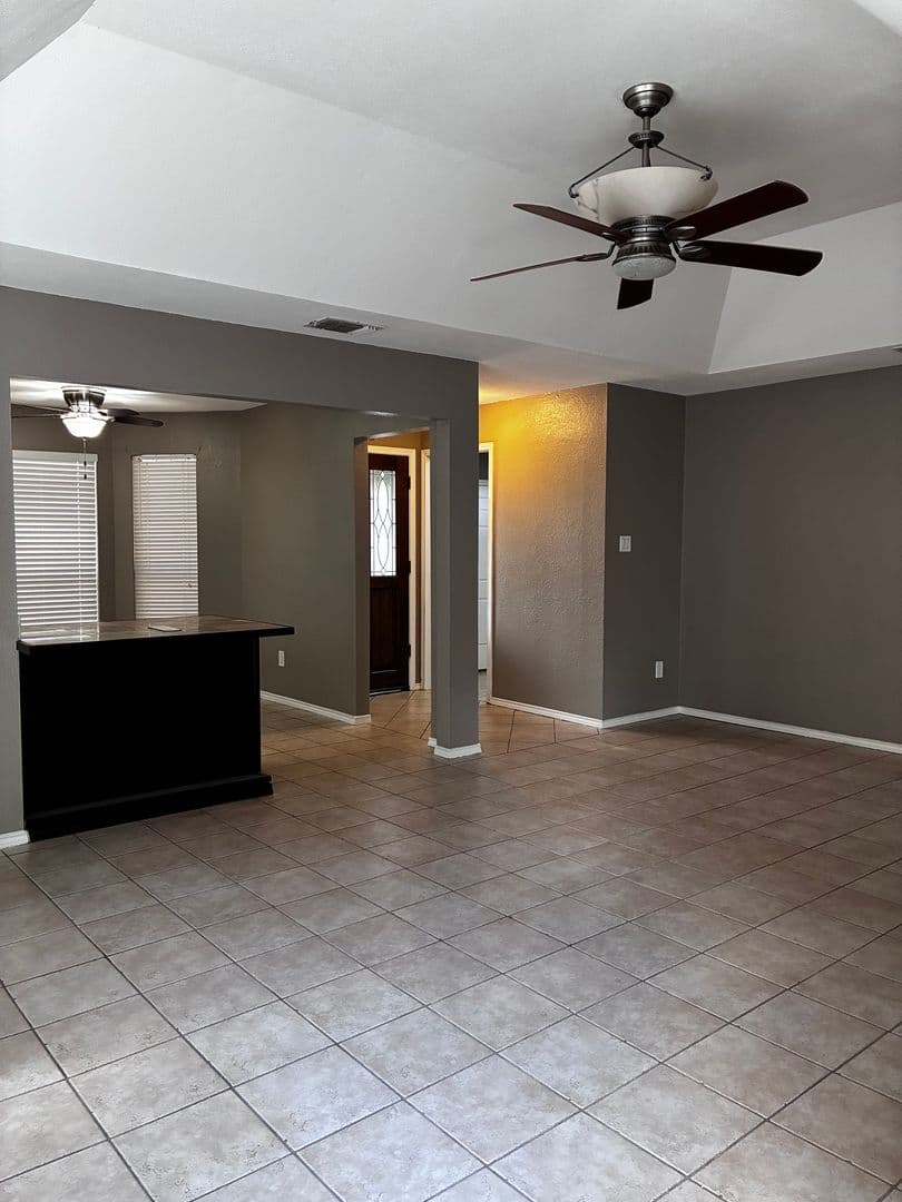 Edinburg House: 2112 Pin Oak Rd