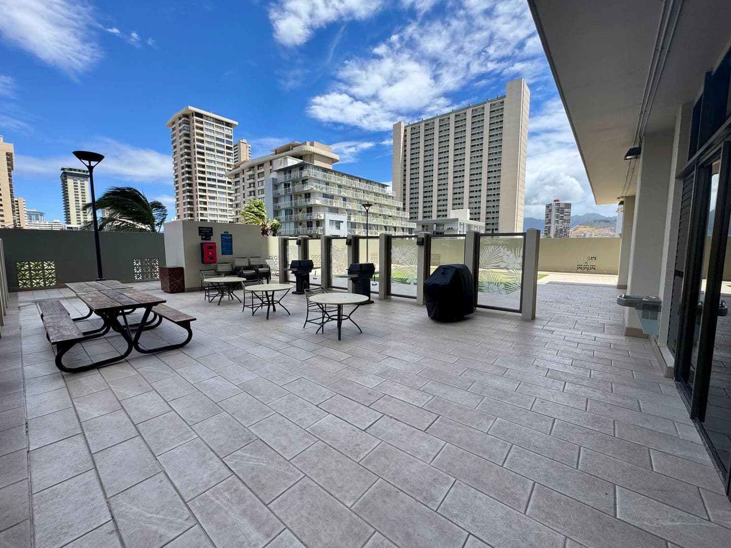 Honolulu House: 2240 Kuhio Ave