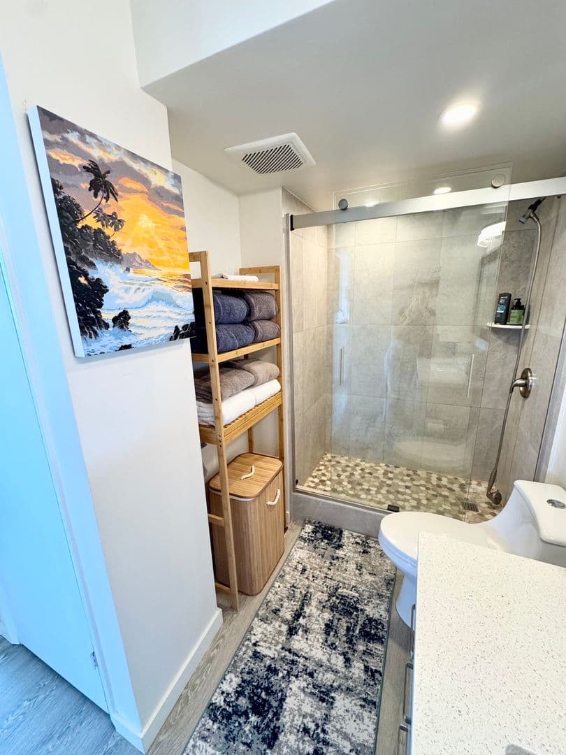 Honolulu House: 2240 Kuhio Ave