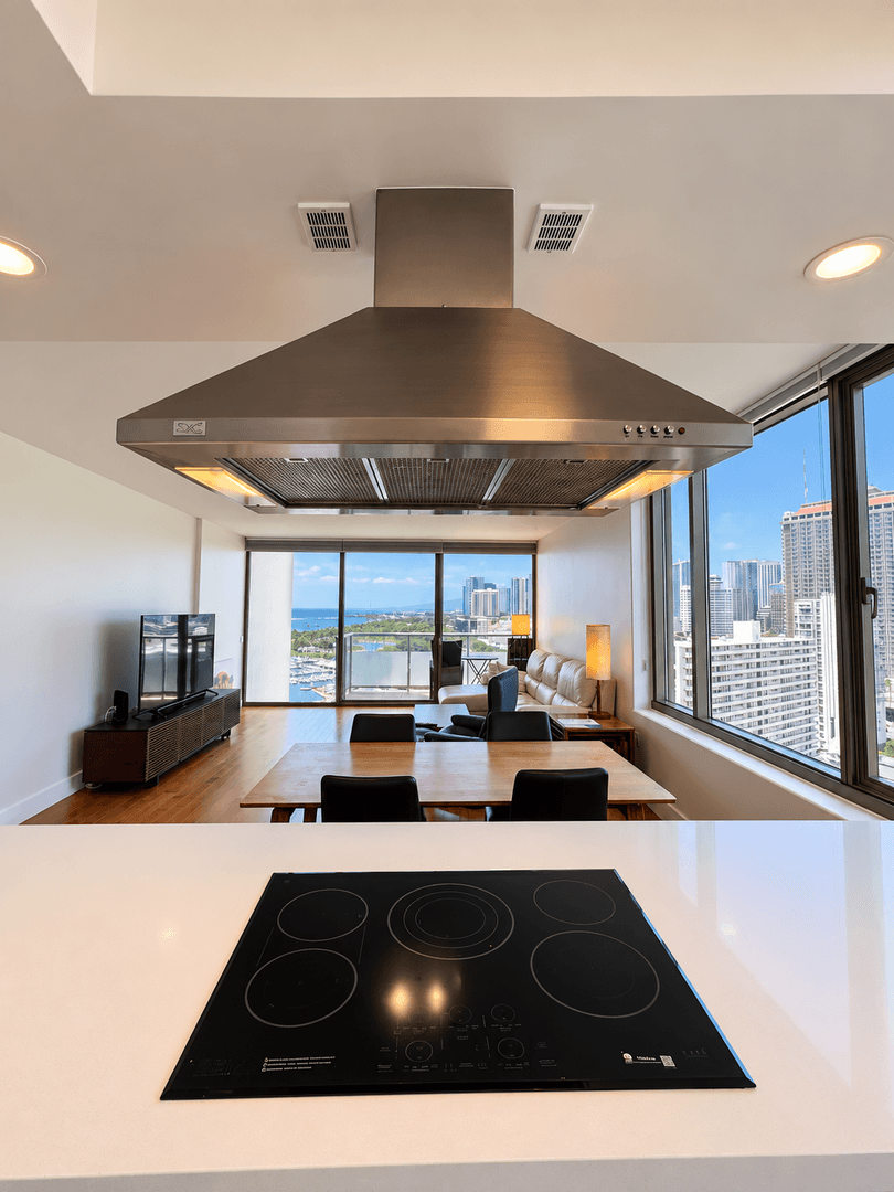 Honolulu House: 1551 Ala Wai Blvd.
