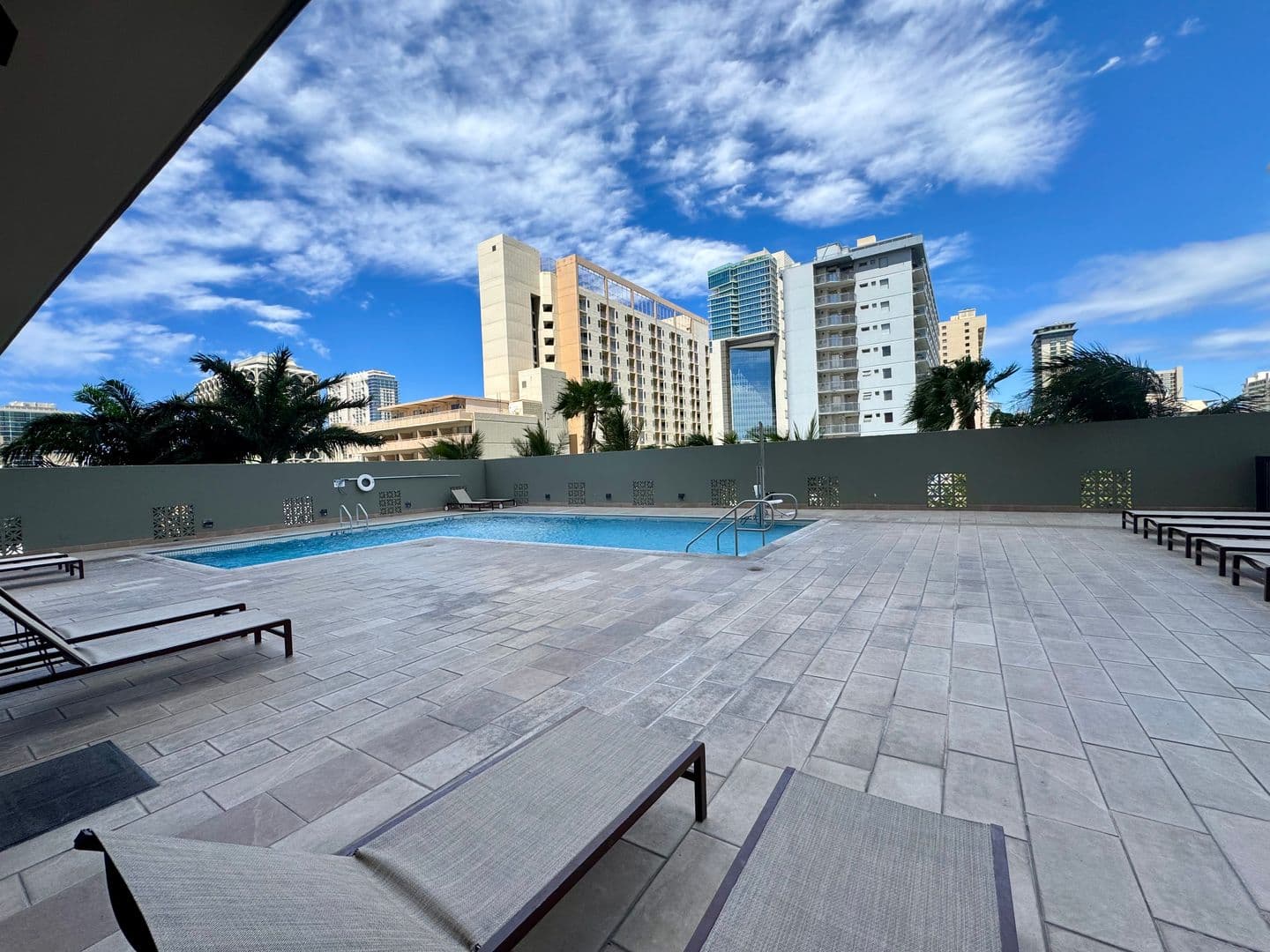 Honolulu House: 2240 Kuhio Ave