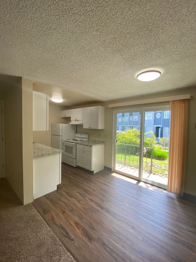 The Dalles Apartment: 1016-1030 W 8th Pl.