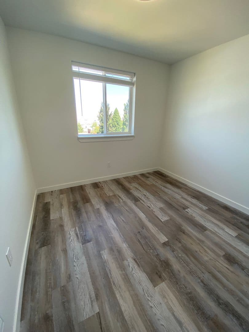 The Dalles Apartment: 2619 E 14th St.