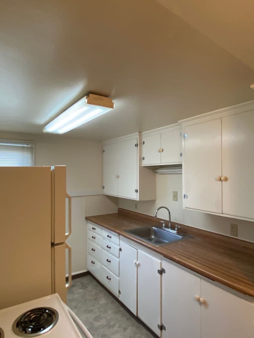 The Dalles Apartment: 821 E 11th St