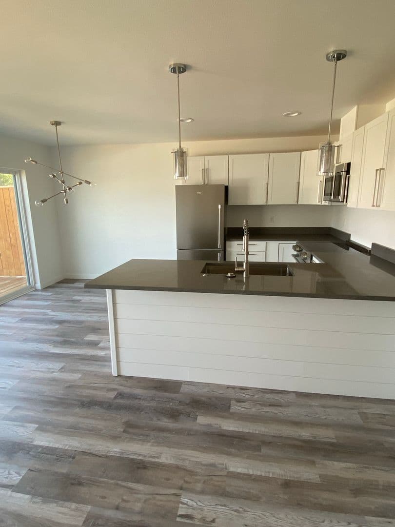 The Dalles Apartment: 2619 E 14th St.