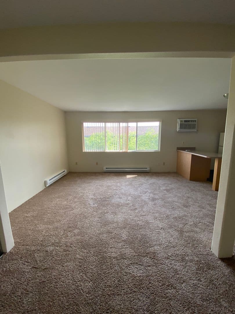 The Dalles Apartment: 2101-2113 W 7th St.