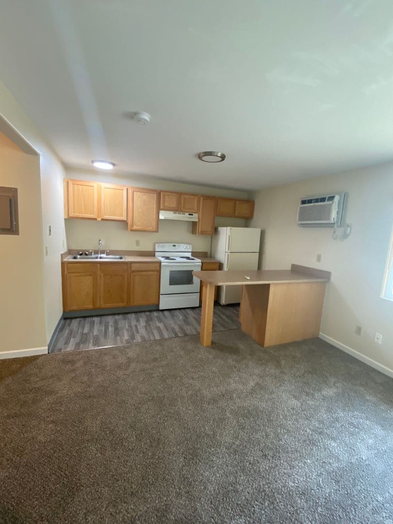 The Dalles Apartment: 2101-2113 W 7th St.