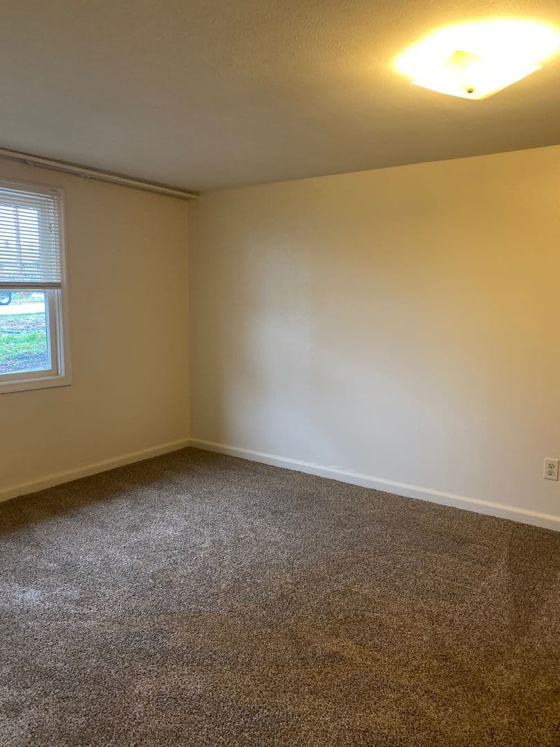 The Dalles Apartment: 821 E 11th St