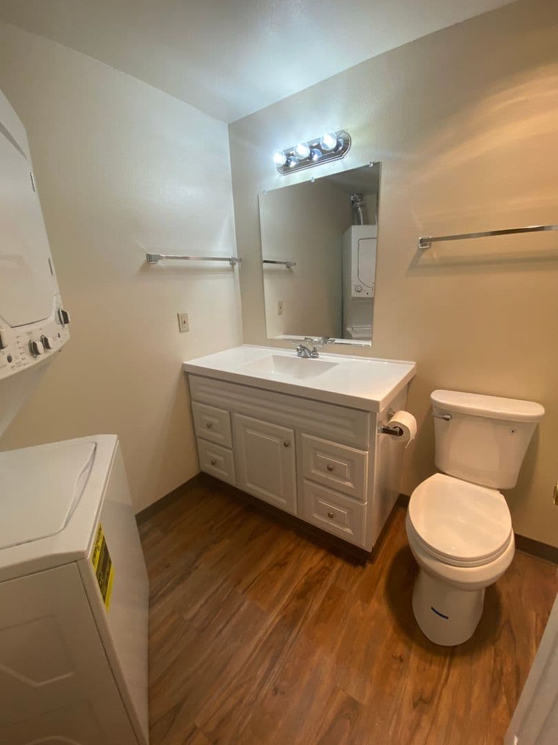 The Dalles Apartment: 1016-1030 W 8th Pl.
