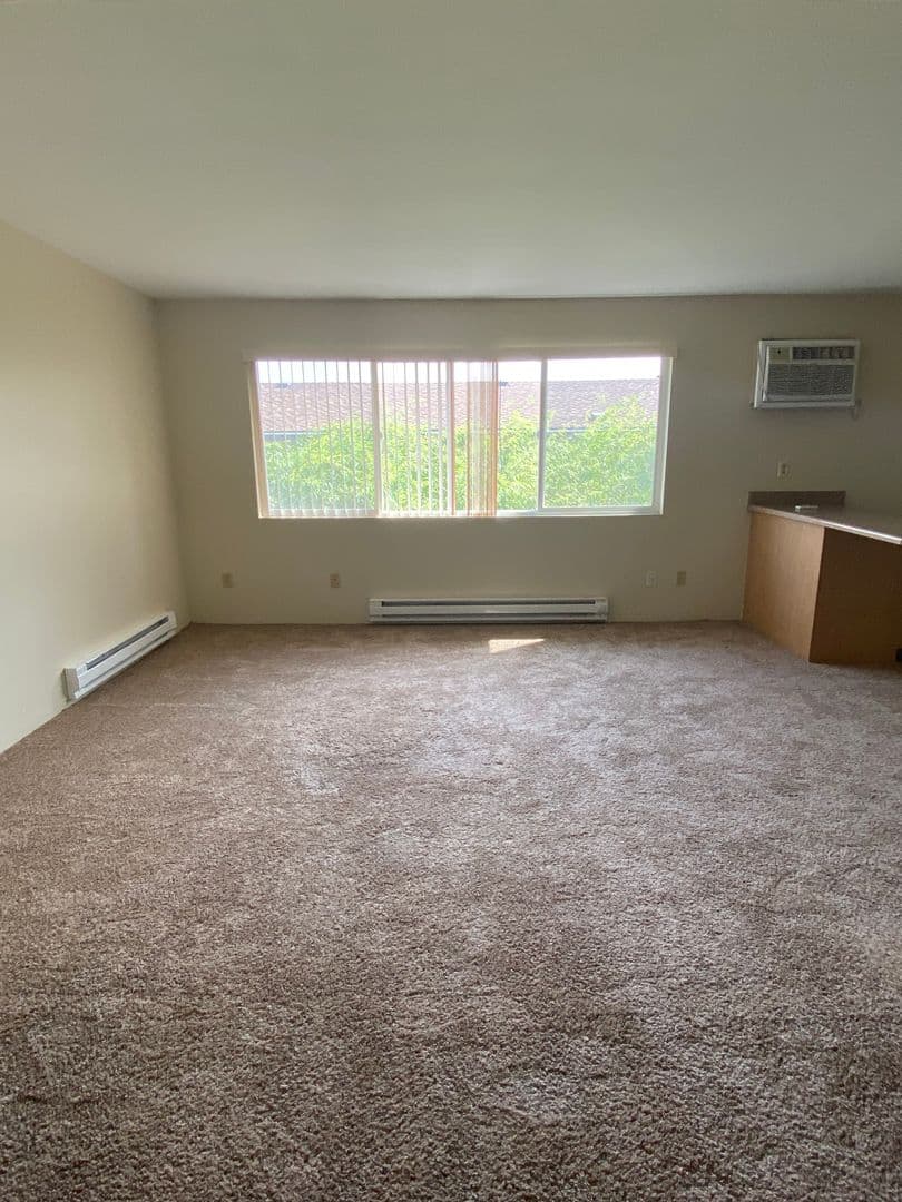 The Dalles Apartment: 2101-2113 W 7th St.