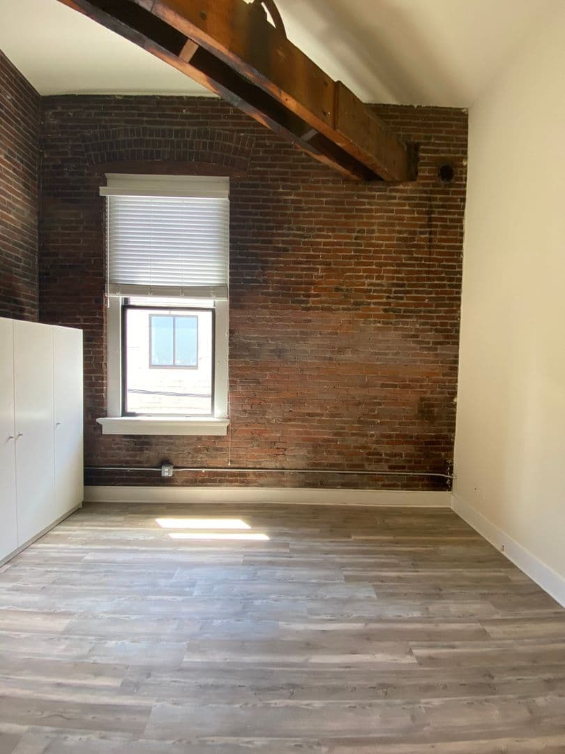 The Dalles Apartment: 300 Federal St.