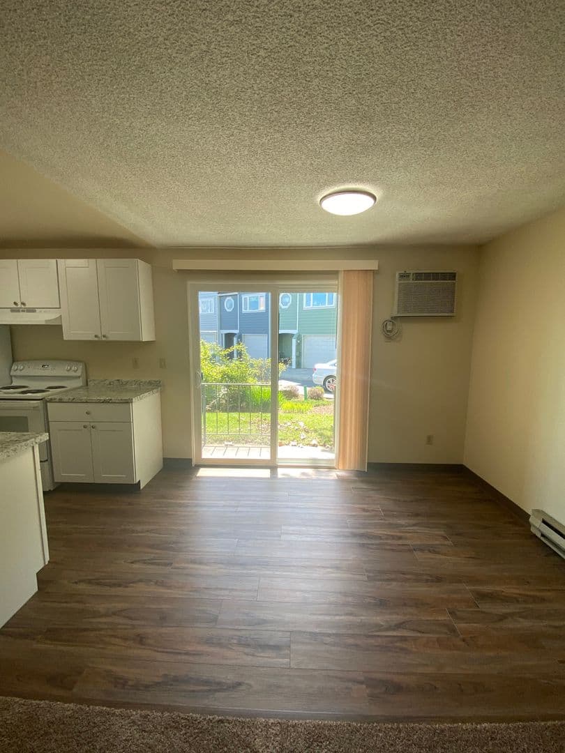 The Dalles Apartment: 1016-1030 W 8th Pl.