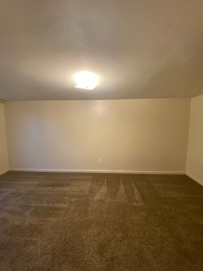 The Dalles Apartment: 821 E 11th St