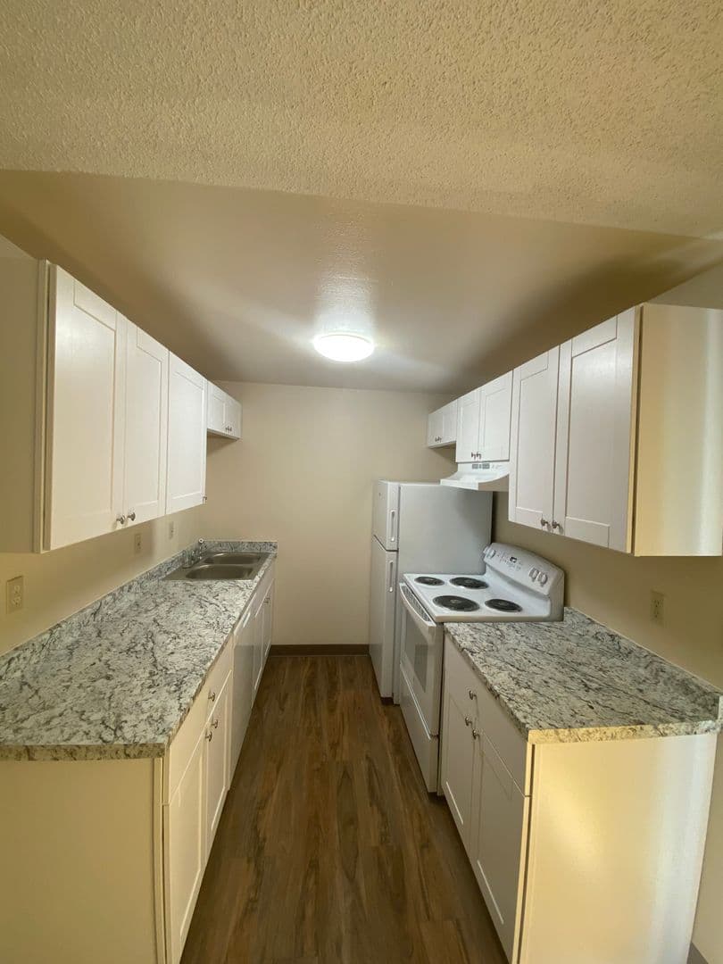 The Dalles Apartment: 1016-1030 W 8th Pl.