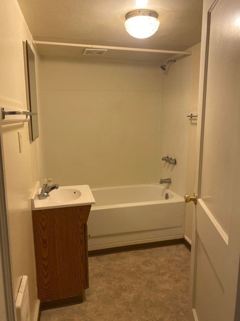 The Dalles Apartment: 821 E 11th St