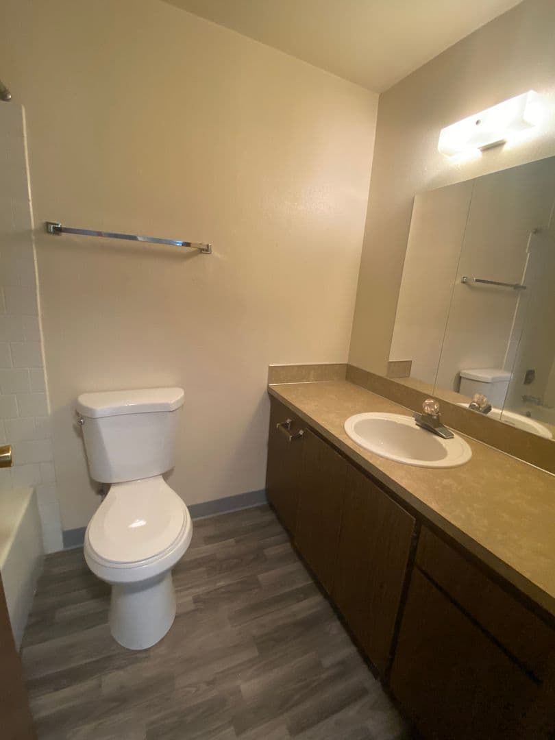 The Dalles Apartment: 2101-2113 W 7th St.