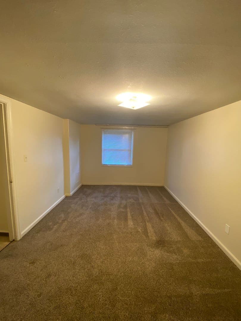 The Dalles Apartment: 821 E 11th St